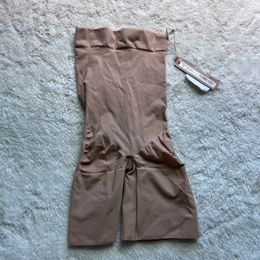 SKIMS Everyday Sculpt Mid Thigh Short Clay SH-SHO-2152 Women's Size Small NWT